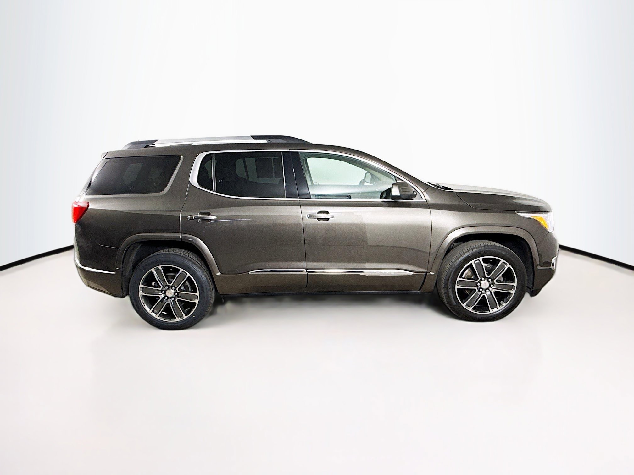 Used 2019 GMC Acadia Denali image 2