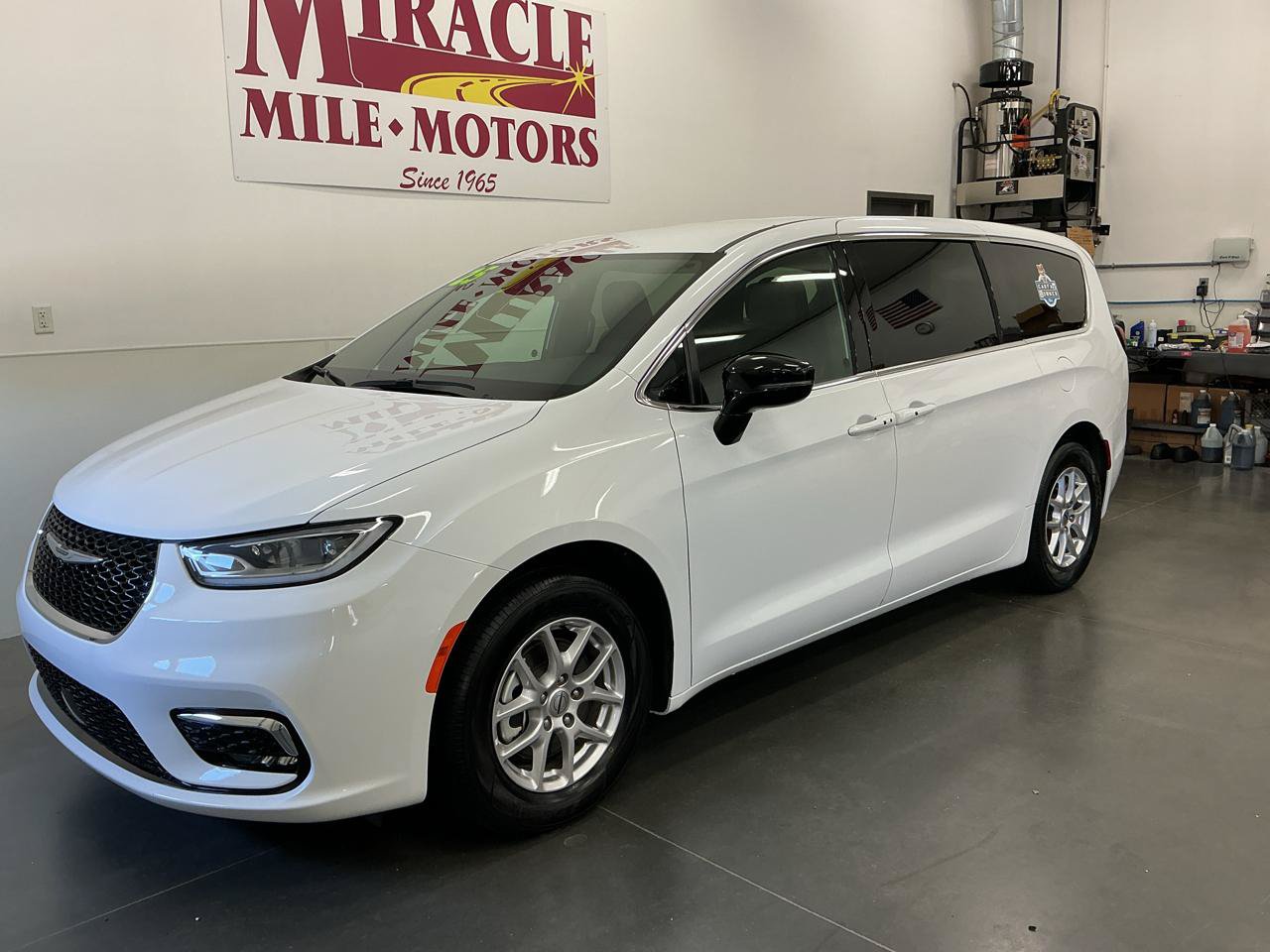 Used 2025 Chrysler Pacifica Select FWD image 3