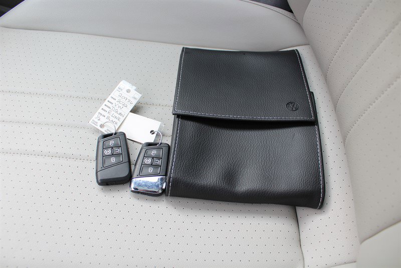 Used 2022 Volkswagen Tiguan SE R-Line image 16