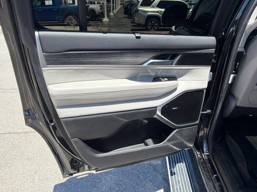 Used 2022 Jeep Wagoneer Series III w/ Premium Group I AWD/4WD image 20