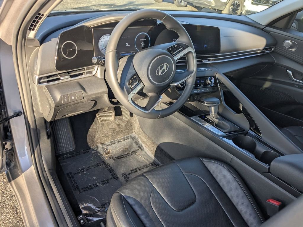 Used 2025 Hyundai Elantra Limited image 13