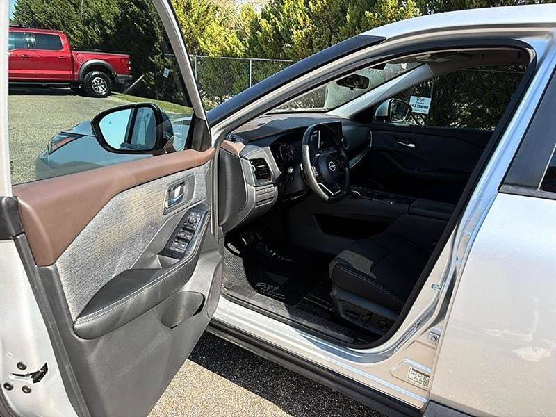 Used 2022 Nissan Rogue SV FWD image 18