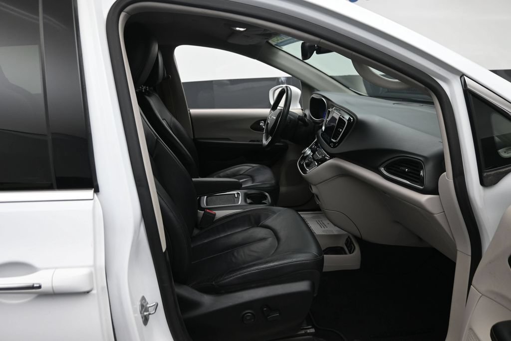 Used 2018 Chrysler Pacifica Touring-L Plus w/ Tire & Wheel Group FWD image 9