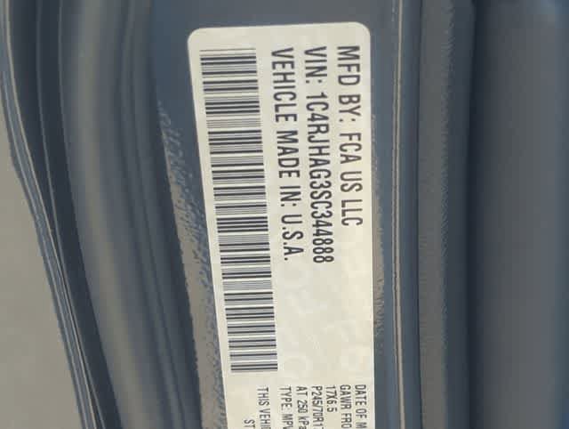 Used 2025 Jeep Grand Cherokee Laredo AWD/4WD image 35