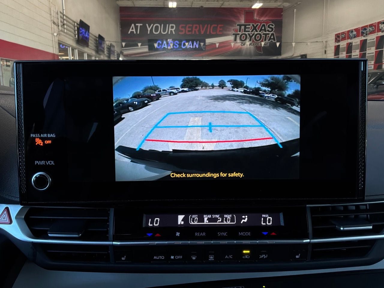 Used 2026 Toyota Sienna XLE FWD image 39