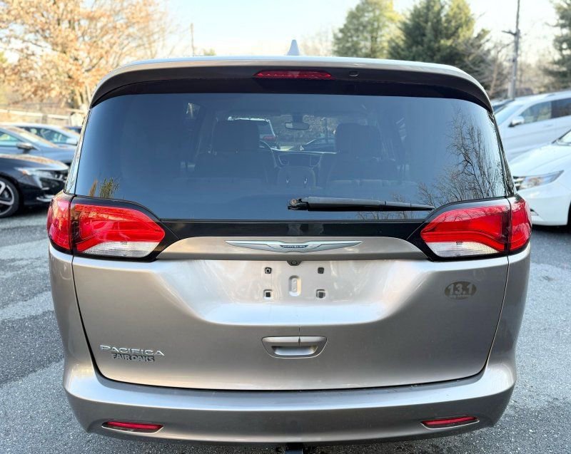 Used 2017 Chrysler Pacifica Touring FWD image 5