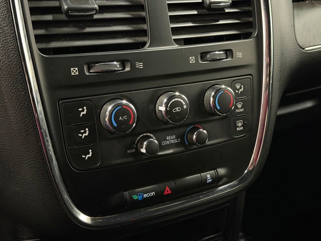 Used 2016 Dodge Grand Caravan SE image 28