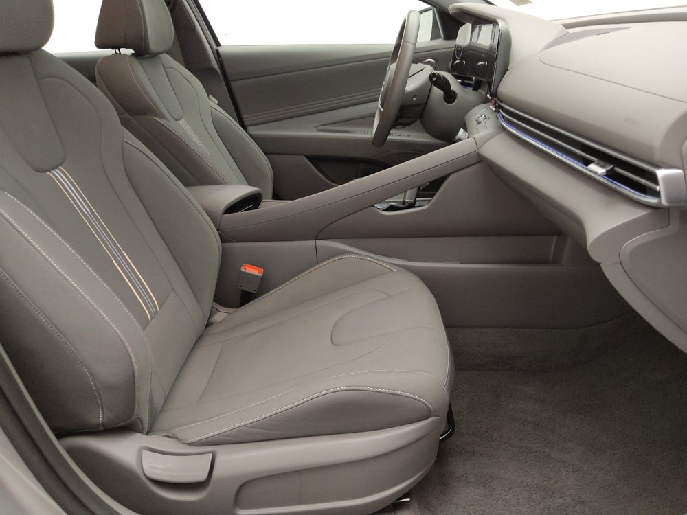 Used 2025 Hyundai Elantra SEL image 21