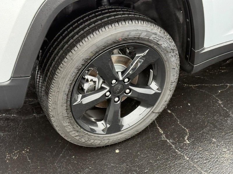 New 2025 Jeep Grand Cherokee Altitude image 4