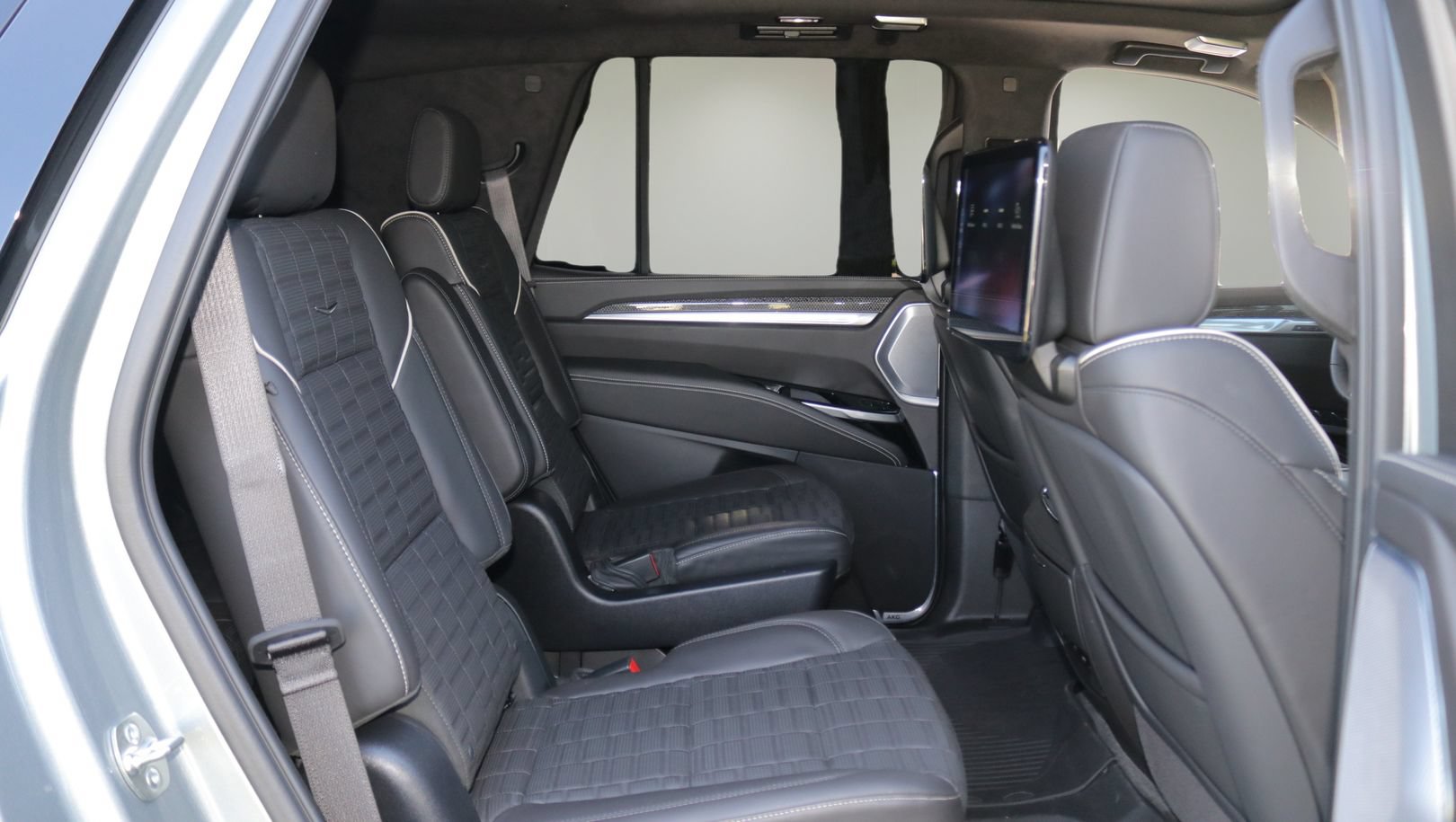 Certified 2025 Cadillac Escalade V w/ LPO, ONYX Package AWD/4WD image 17