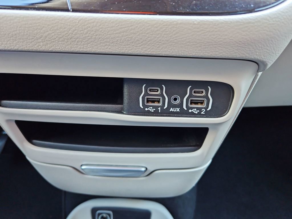 Used 2024 Chrysler Pacifica Touring-L image 20