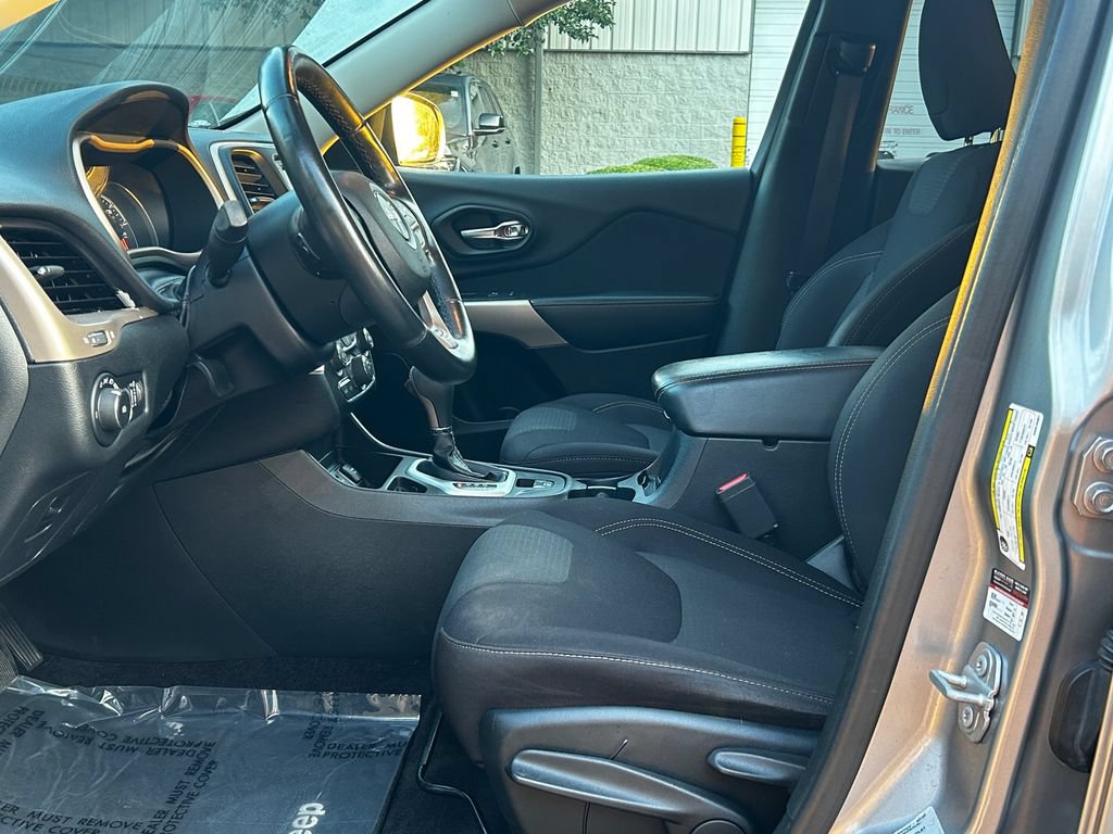 Used 2017 Jeep Cherokee Latitude FWD image 23