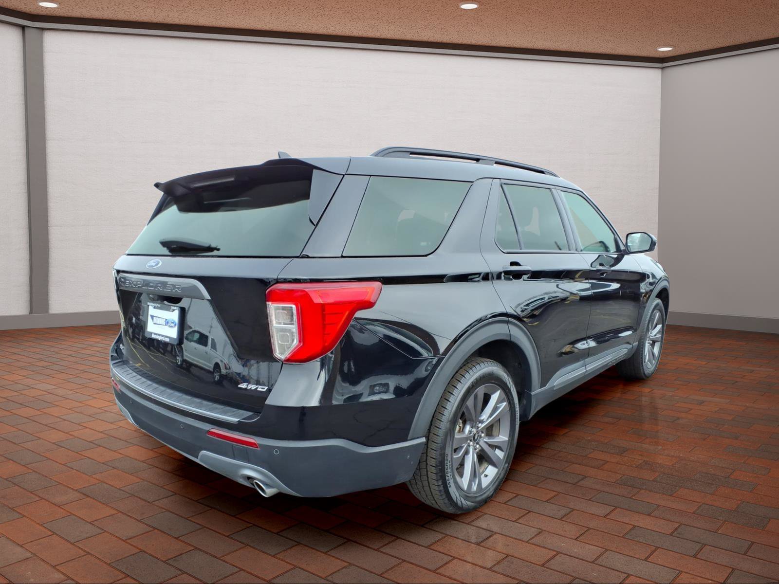 Used 2023 Ford Explorer XLT w/ Equipment Group 202A AWD/4WD image 8