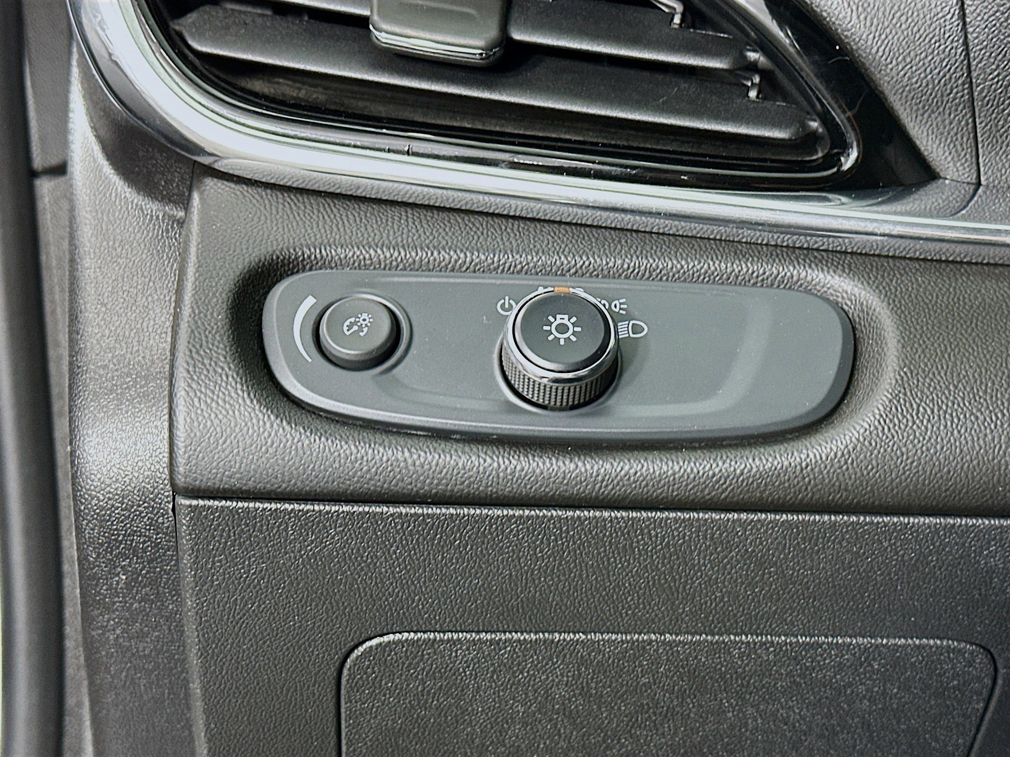 Used 2017 Chevrolet Volt Premier w/ Driver Confidence II Package image 10