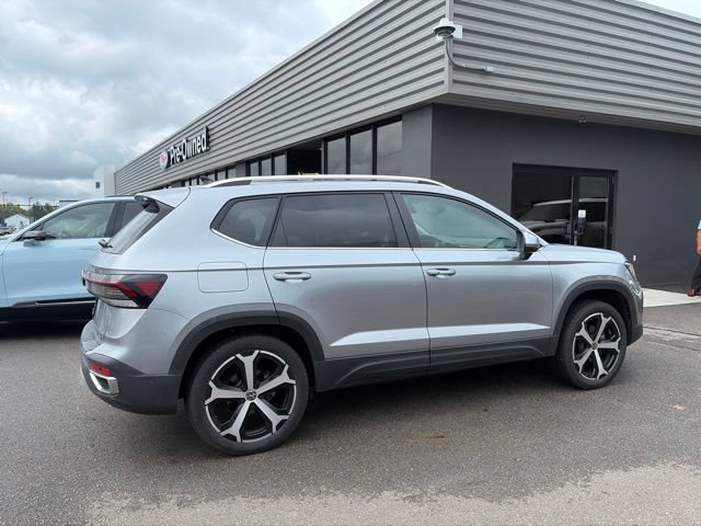 Used 2025 Volkswagen Taos SEL AWD/4WD image 3