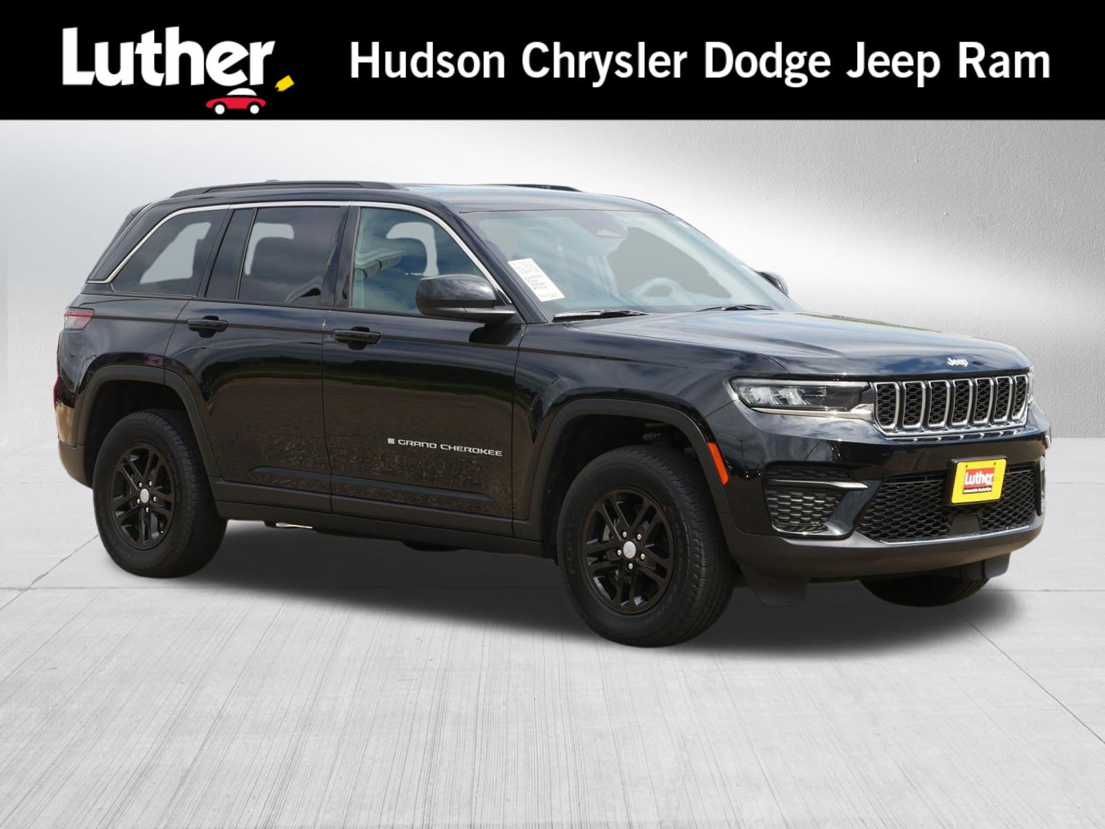 Used 2024 Jeep Grand Cherokee Laredo w/ Luxury Tech Group I AWD/4WD image 1