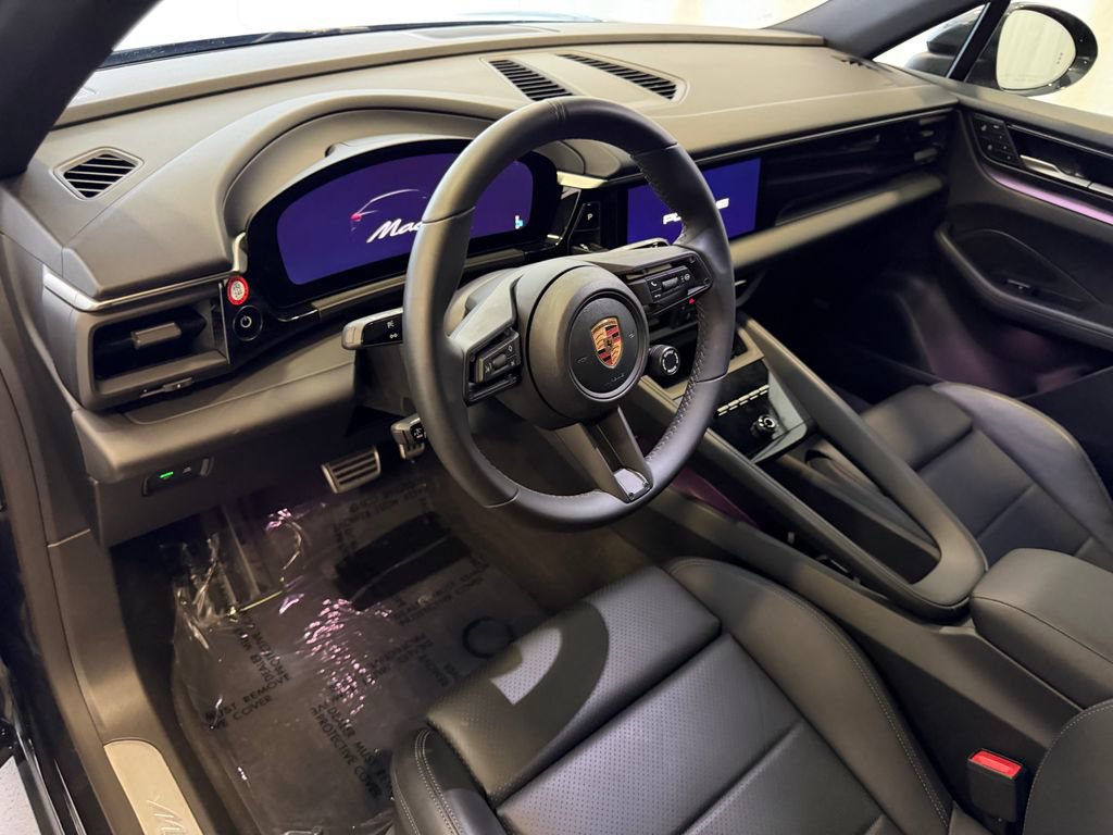 Certified 2025 Porsche Macan 4S Electric AWD/4WD image 4