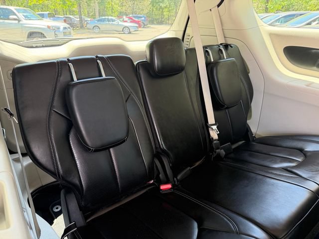 Used 2023 Chrysler Pacifica Touring-L FWD image 9