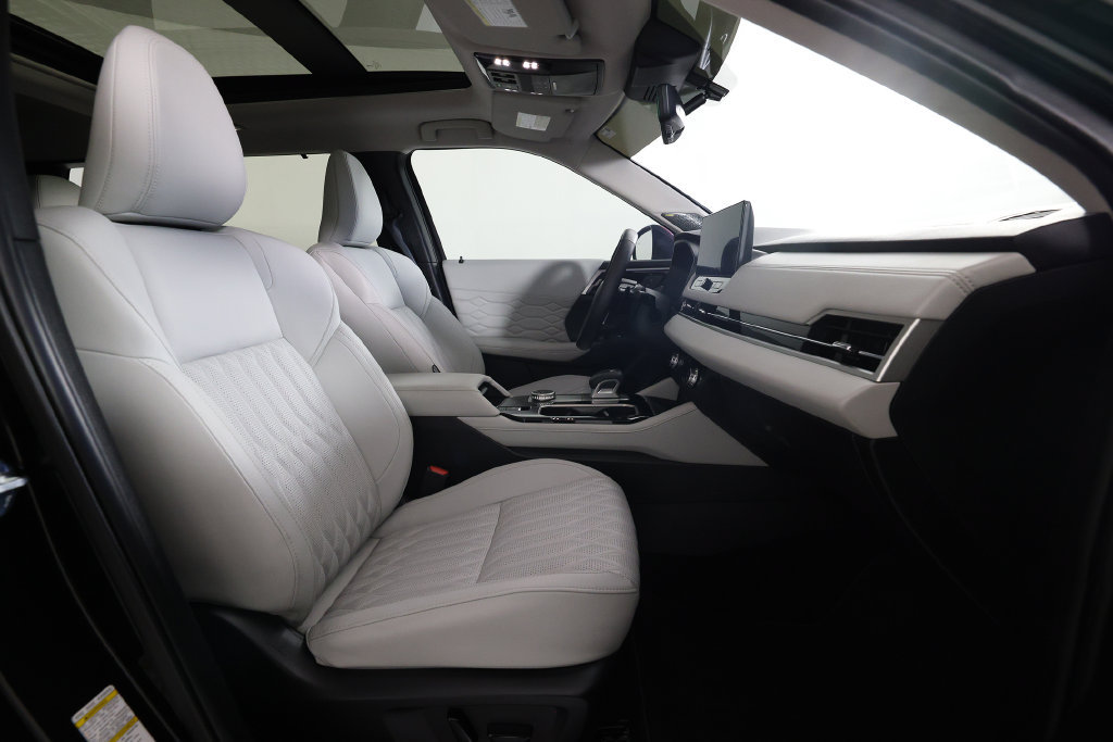 Used 2025 Mitsubishi Outlander AWD image 10