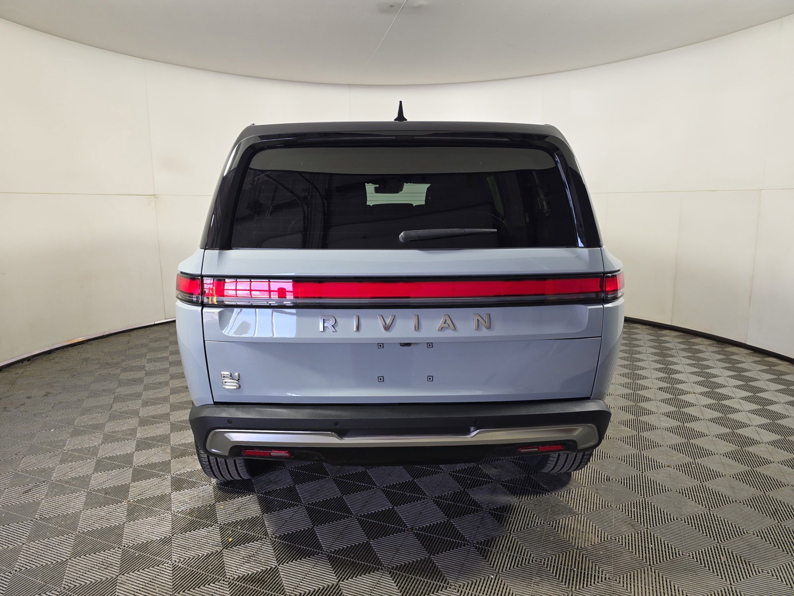 Used 2024 Rivian R1S Adventure image 4
