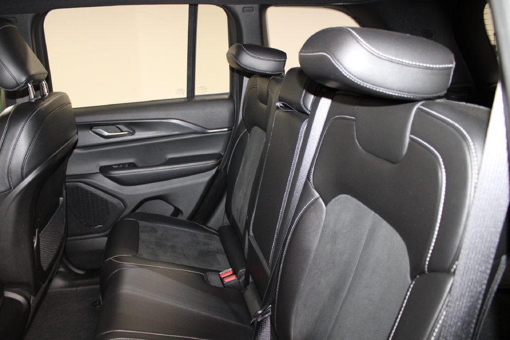 Used 2025 Jeep Grand Cherokee Altitude AWD/4WD image 18