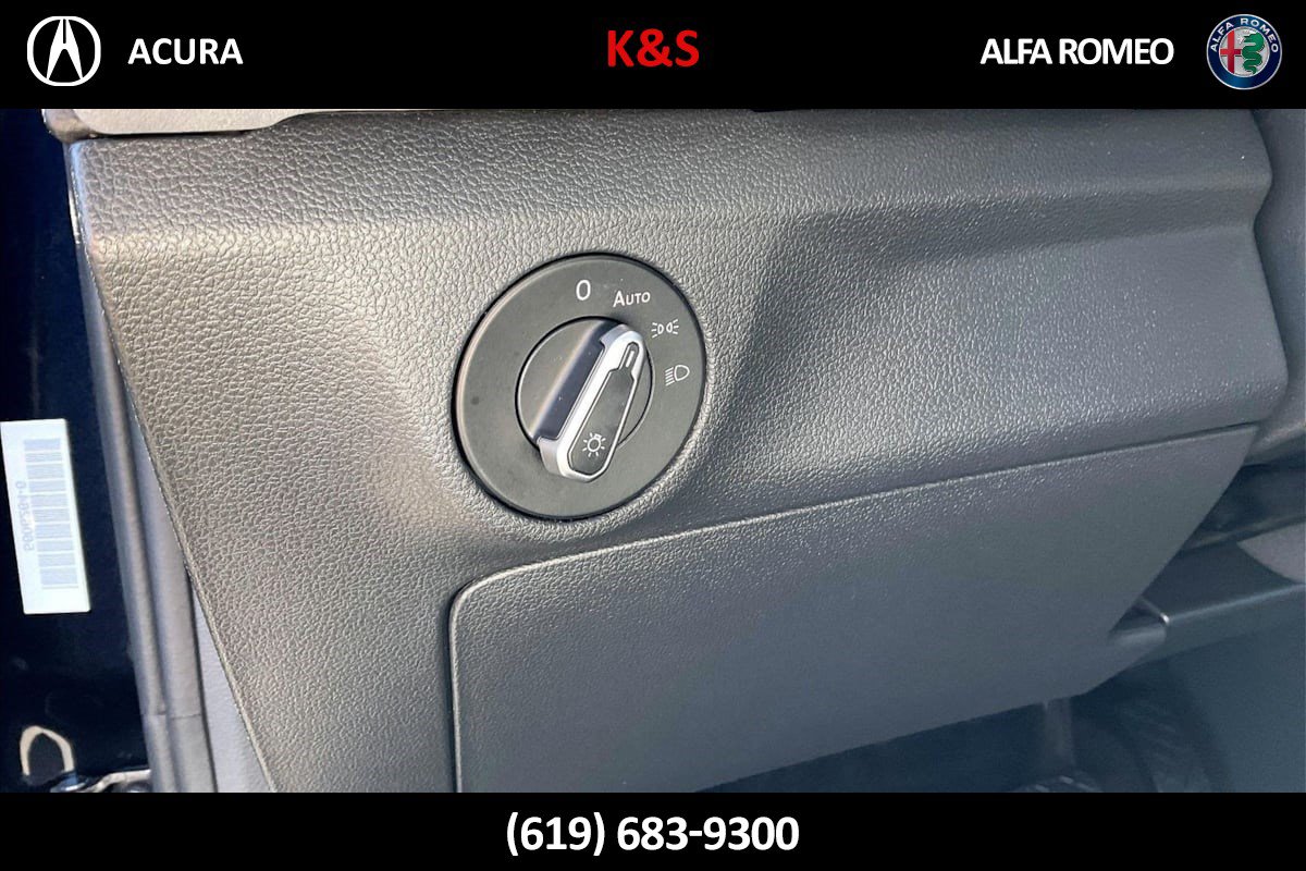 Used 2025 Volkswagen Jetta SE FWD image 31