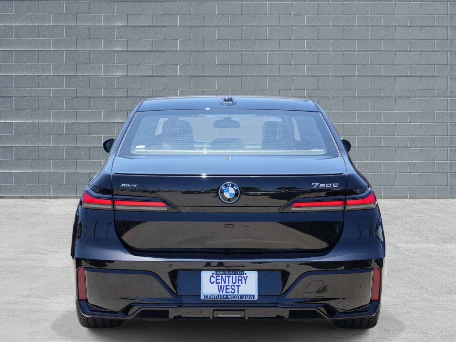 Used 2026 BMW 750e xDrive w/ Premium Package AWD/4WD image 4