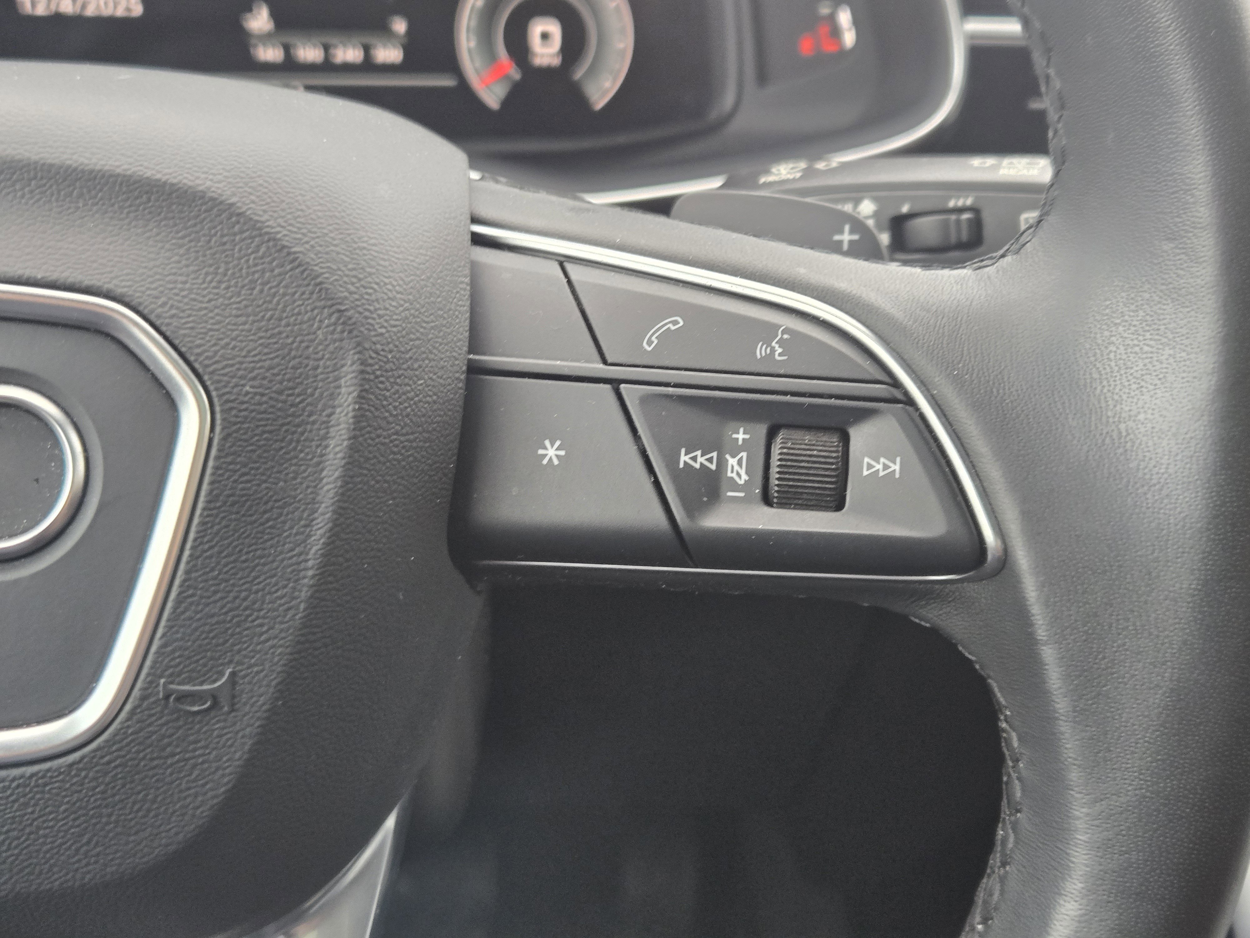 Used 2023 Audi Q8 Premium image 27