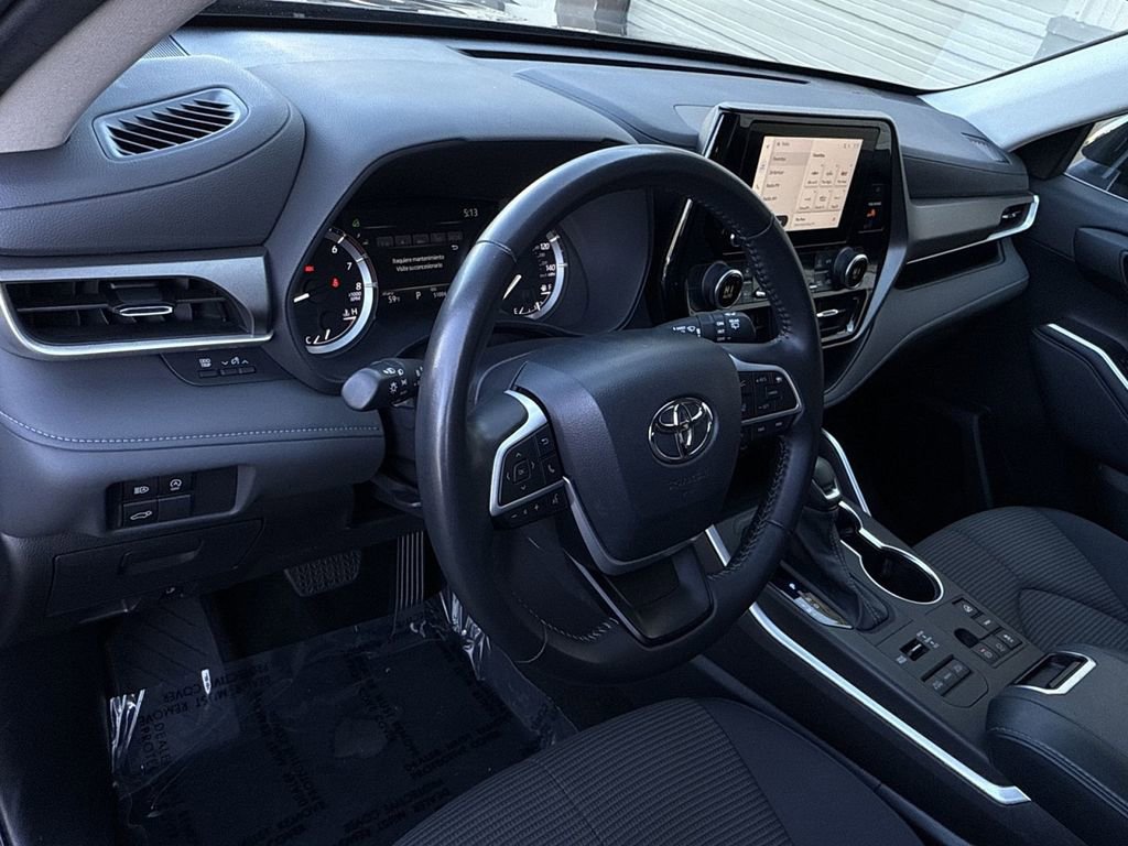 Used 2024 Toyota Highlander LE AWD/4WD image 16