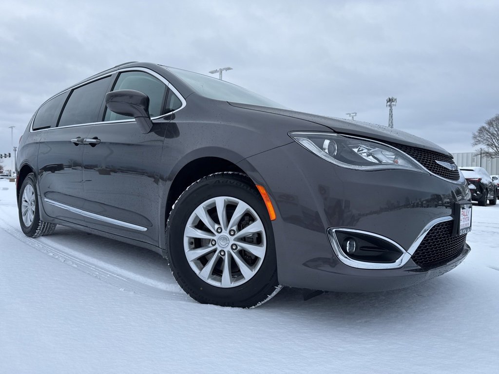 Used 2017 Chrysler Pacifica Touring-L image 2