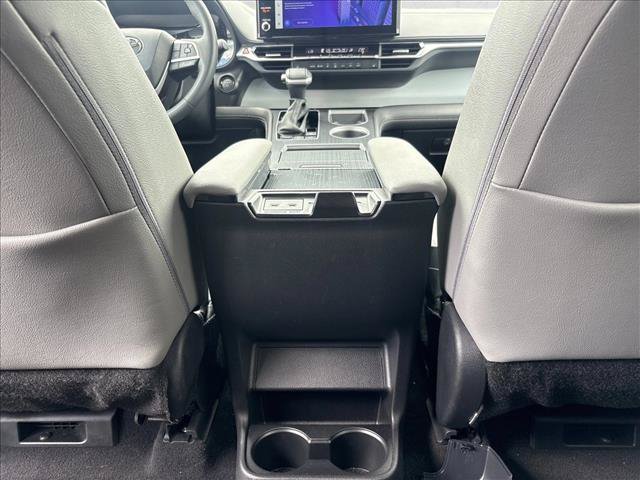 Used 2026 Toyota Sienna XLE FWD image 18