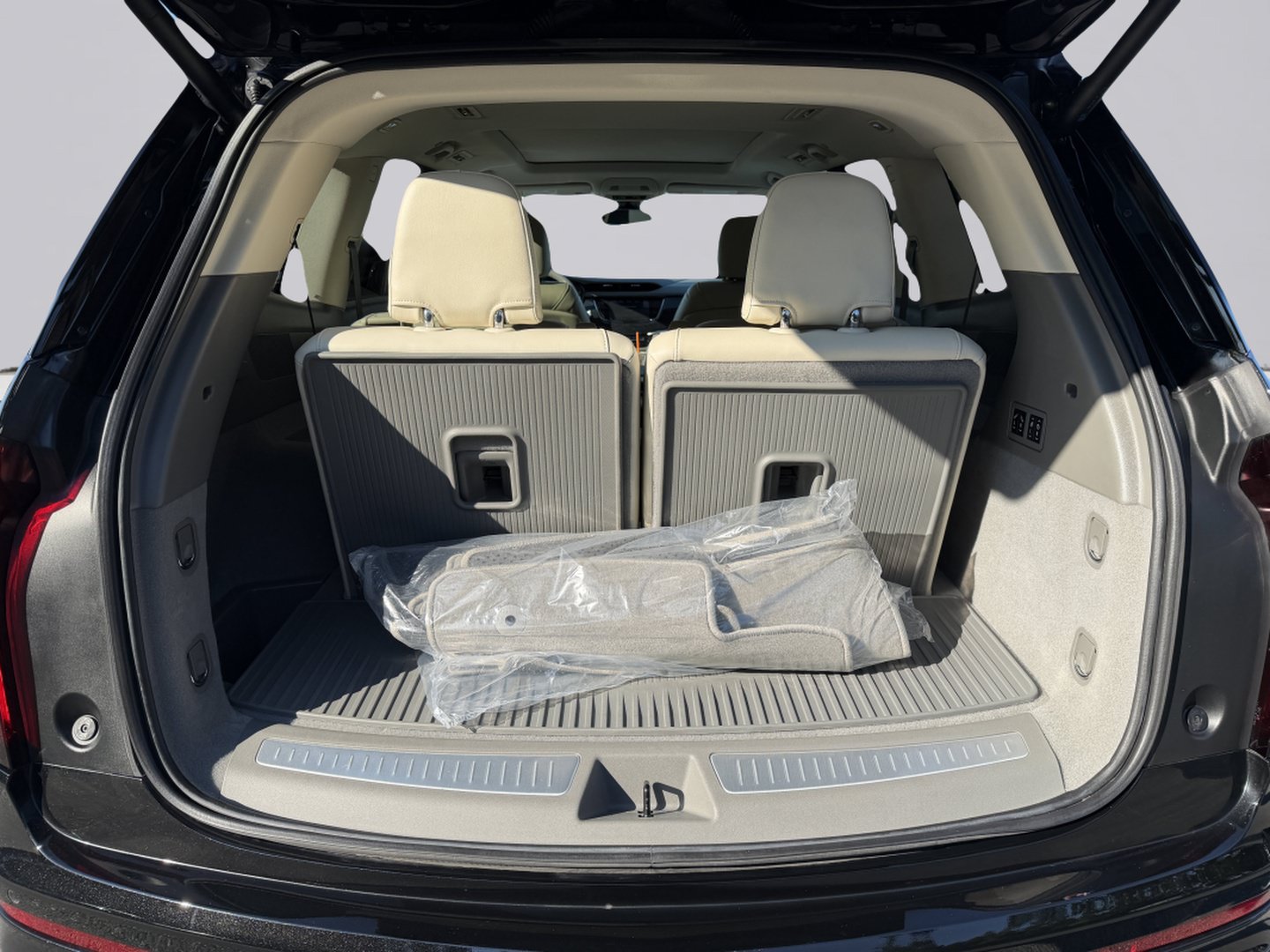 Used 2024 Cadillac XT6 Premium Luxury w/ LPO, Floor Liner Package AWD/4WD image 20