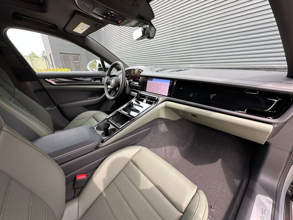 Used 2025 Porsche Panamera RWD image 35