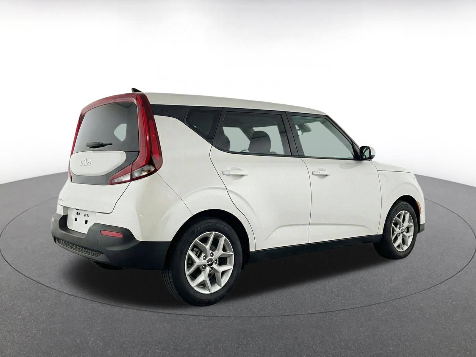 Used 2025 Kia Soul LX w/ LX Technology Package FWD image 9