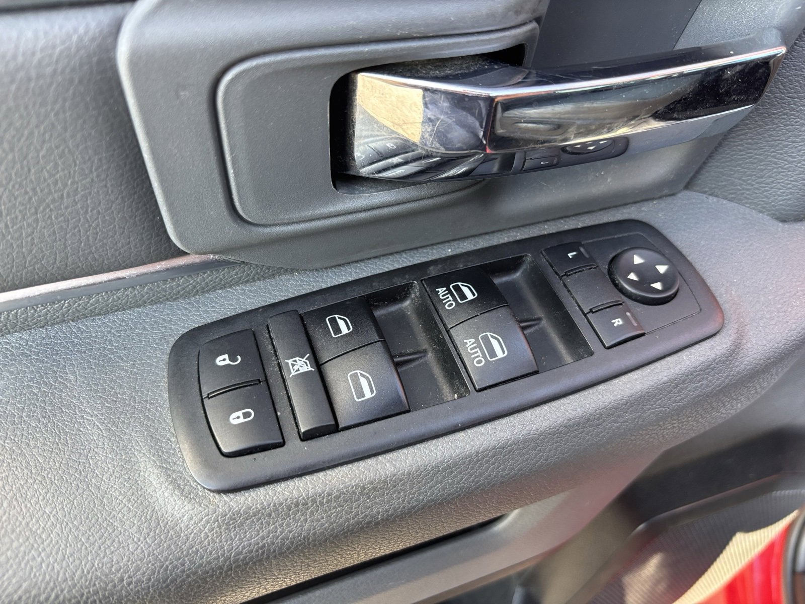 Used 2018 RAM 1500 Classic SLT image 17