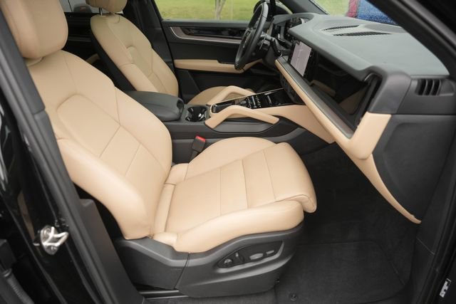 Used 2025 Porsche Cayenne Base image 19