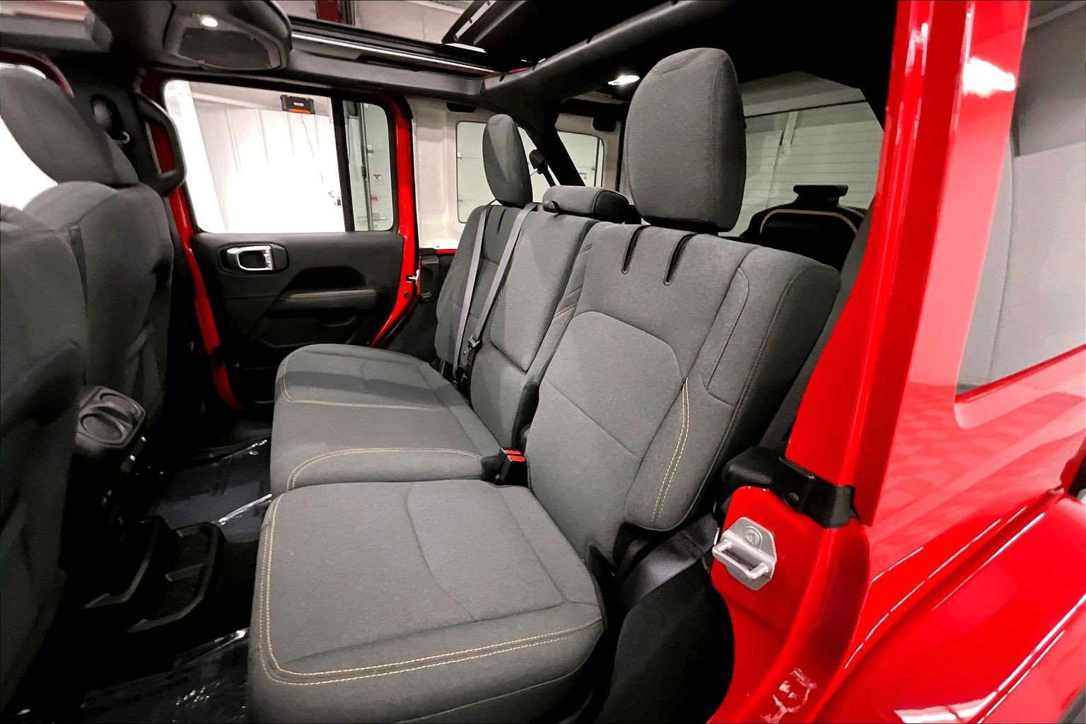 Used 2025 Jeep Wrangler Unlimited Sahara w/ Safety Group AWD/4WD image 26