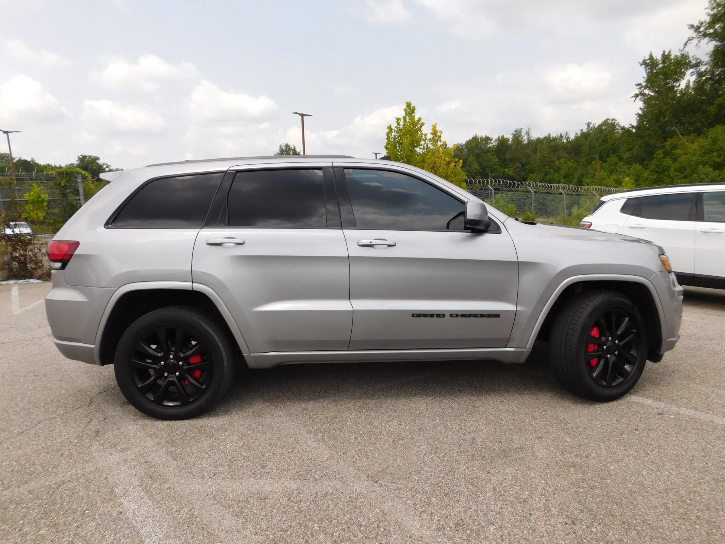 Used 2020 Jeep Grand Cherokee Altitude AWD/4WD image 4