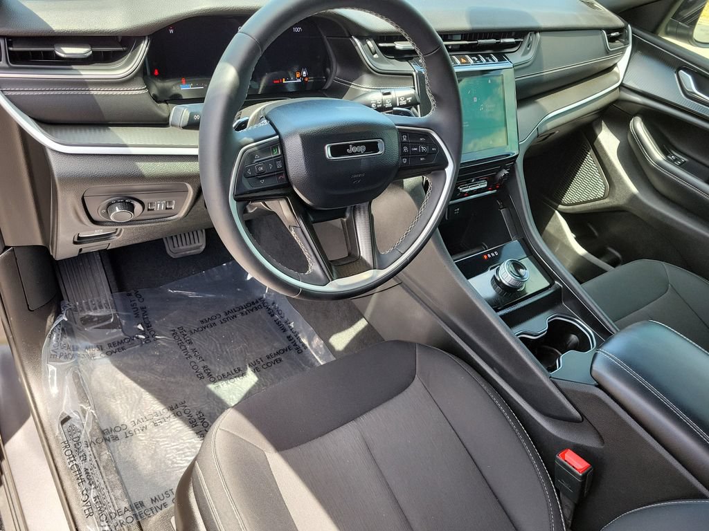 Used 2025 Jeep Grand Cherokee Laredo X RWD image 13