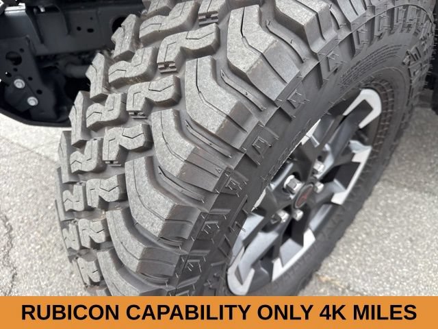Used 2025 Jeep Gladiator Rubicon w/ Technology Group AWD/4WD image 8