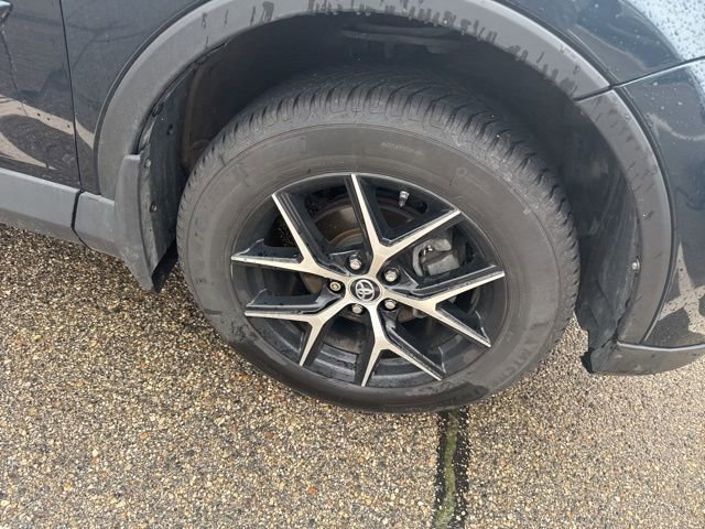 Used 2017 Toyota RAV4 SE image 3