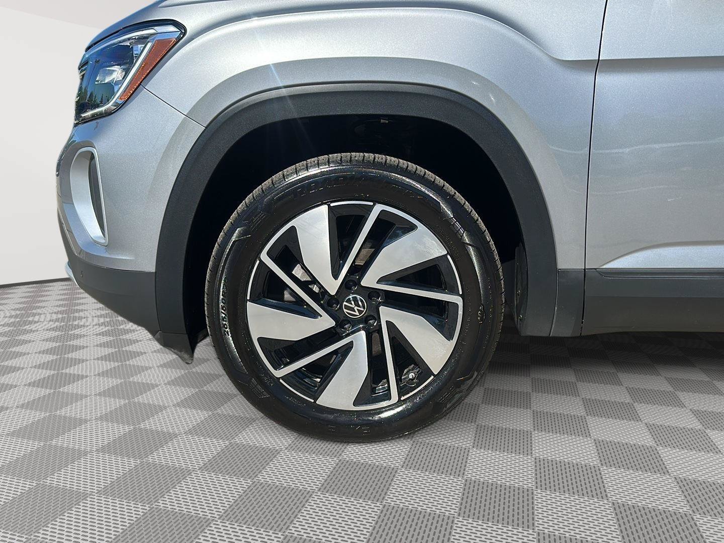 Used 2025 Volkswagen Atlas SE AWD/4WD image 9