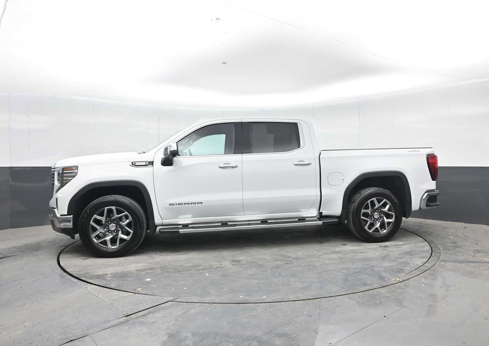 Used 2024 GMC Sierra 1500 SLT w/ SLT Premium Plus Package AWD/4WD image 4