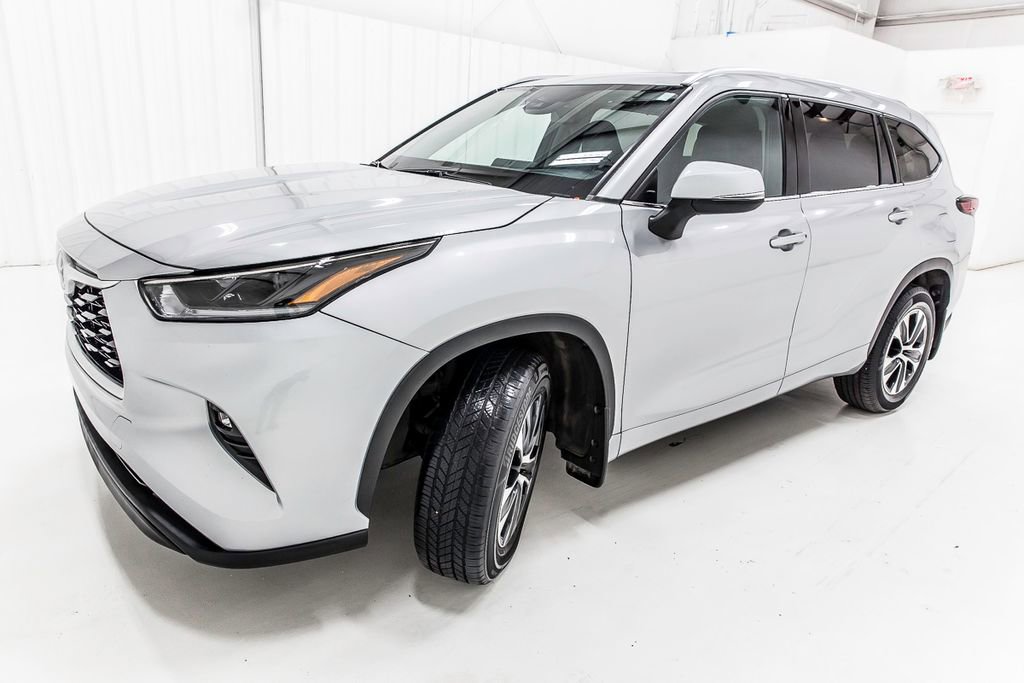 Used 2021 Toyota Highlander XLE image 2