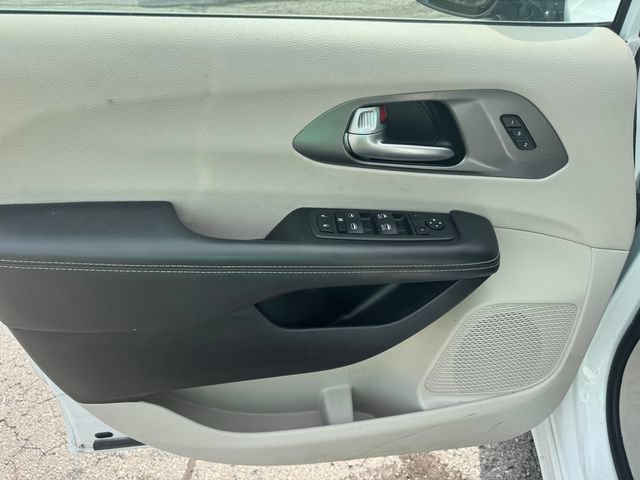 Certified 2024 Chrysler Pacifica Touring-L FWD image 21