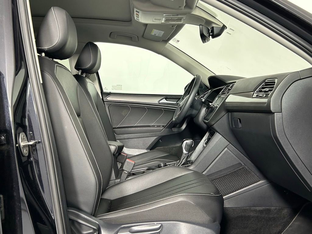 Used 2023 Volkswagen Tiguan SE w/ Panoramic Sunroof Package AWD/4WD image 10