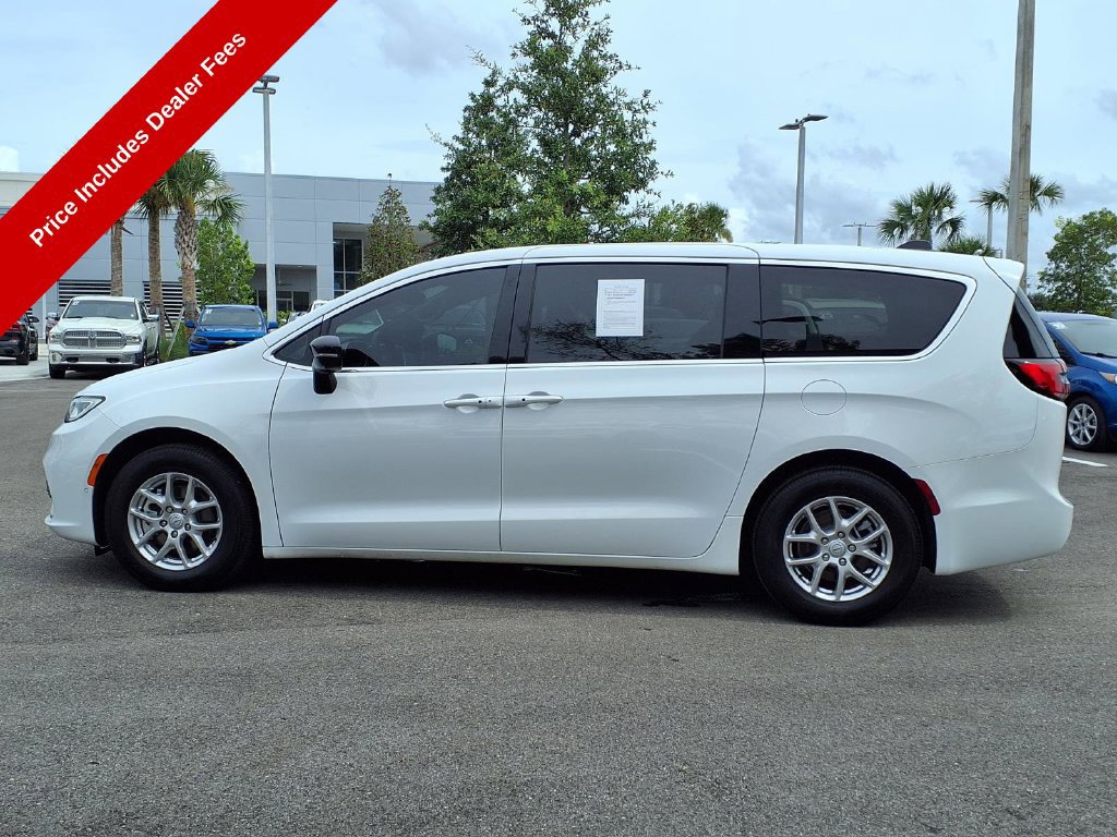 Used 2026 Chrysler Pacifica Select FWD image 5