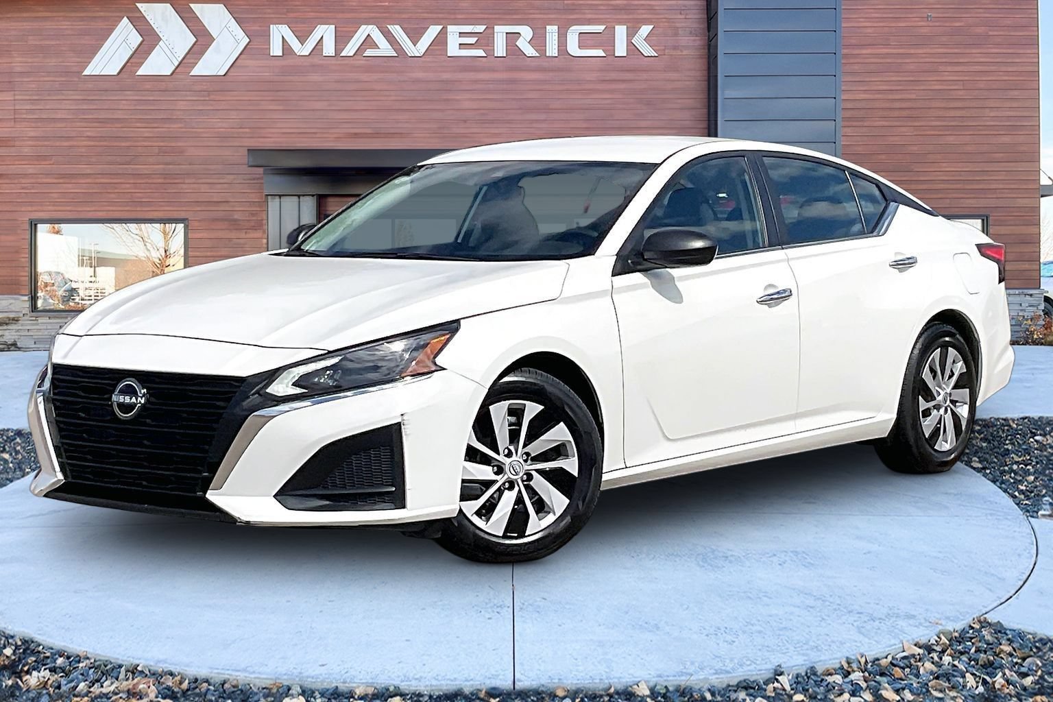 Used 2024 Nissan Altima 2.5 S FWD image 3