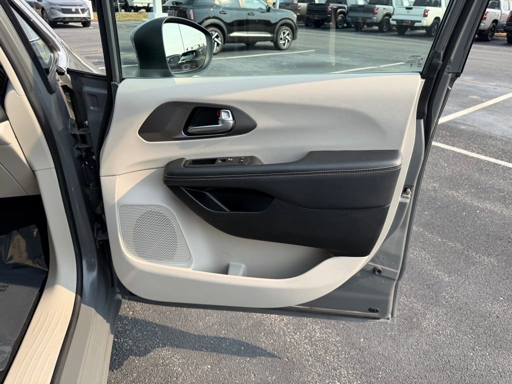 Used 2023 Chrysler Pacifica Touring-L image 22