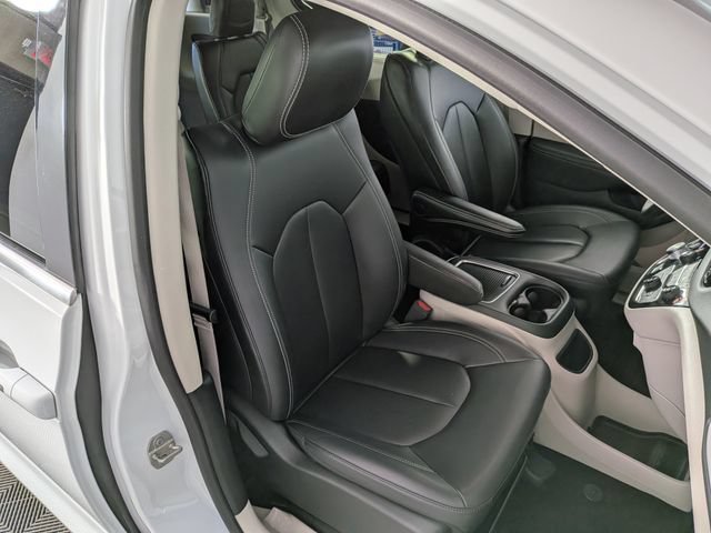 Used 2024 Chrysler Pacifica Touring-L FWD image 34